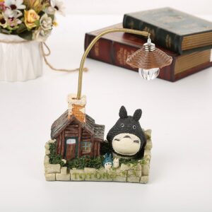 Luminária do Totoro ao lado de uma casinha de madeira, Meu Amigo Totoro