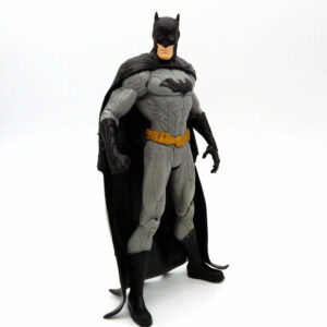 Figure do Batman da DC, de corpo inteiro, com capa preta