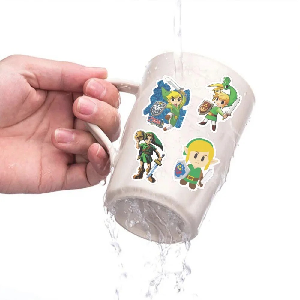Adesivos do Link colados numa caneca debaixo d'água, mostrando a resistência