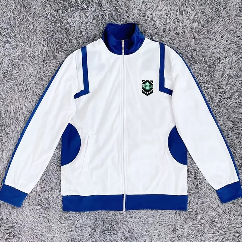 Jaqueta branca de gola alta de Blue Lock, com zíper, brasão verde e detalhes azuis, sobre fundo cinza