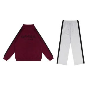 Jaqueta vinho do Inarizaki, de Haikyuu!!, junto da calça cinza de listras laterais pretas