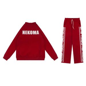 Jaqueta vermelha com NEKOMA nas costas e calça com letras brancas na lateral, de Haikyuu!!
