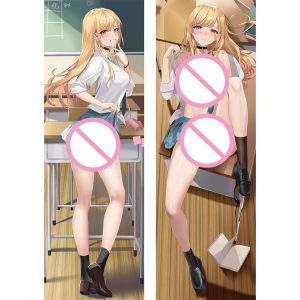 Dakimakura da Marin Kitagawa, de My Dress-Up Darling, com a personagem estampada em sala de aula