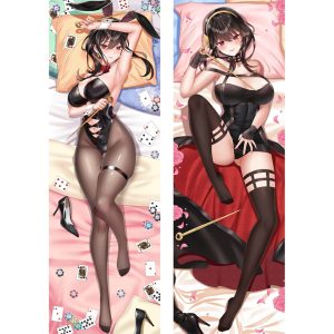 Dakimakura da Yor Forger, de Spy x Family, com a personagem de roupa preta estampada