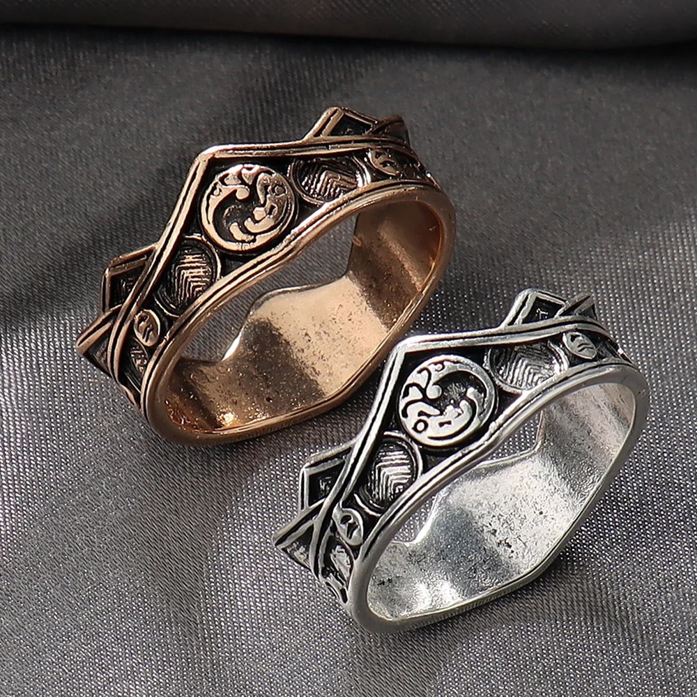 Dois anéis em formato de coroa com o dragão de três cabeças dos Targaryen, um bronze e outro prateado