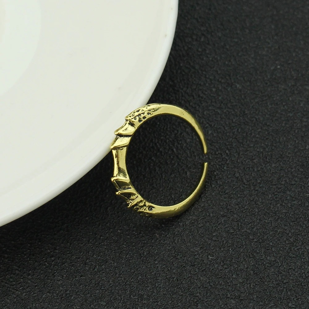 Anel dourado de Elden Ring visto de lado, com a abertura ajustável e acabamento envelhecido