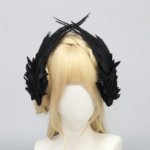 Asas pretas de penas bordadas presas ao cabelo de um manequim, gótico lolita
