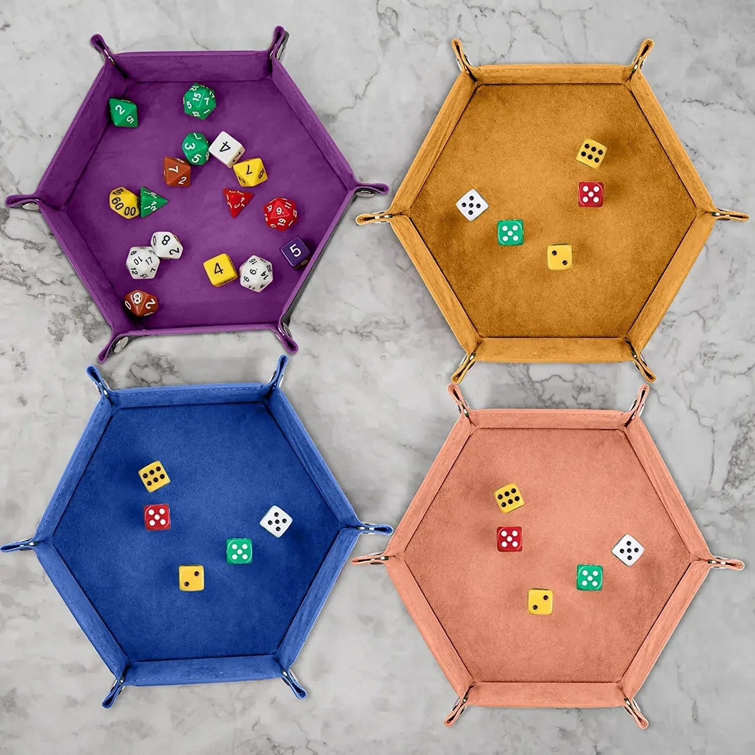 Quatro bandejas sextavadas de dados em roxo, mostarda, azul e rosa com dados coloridos