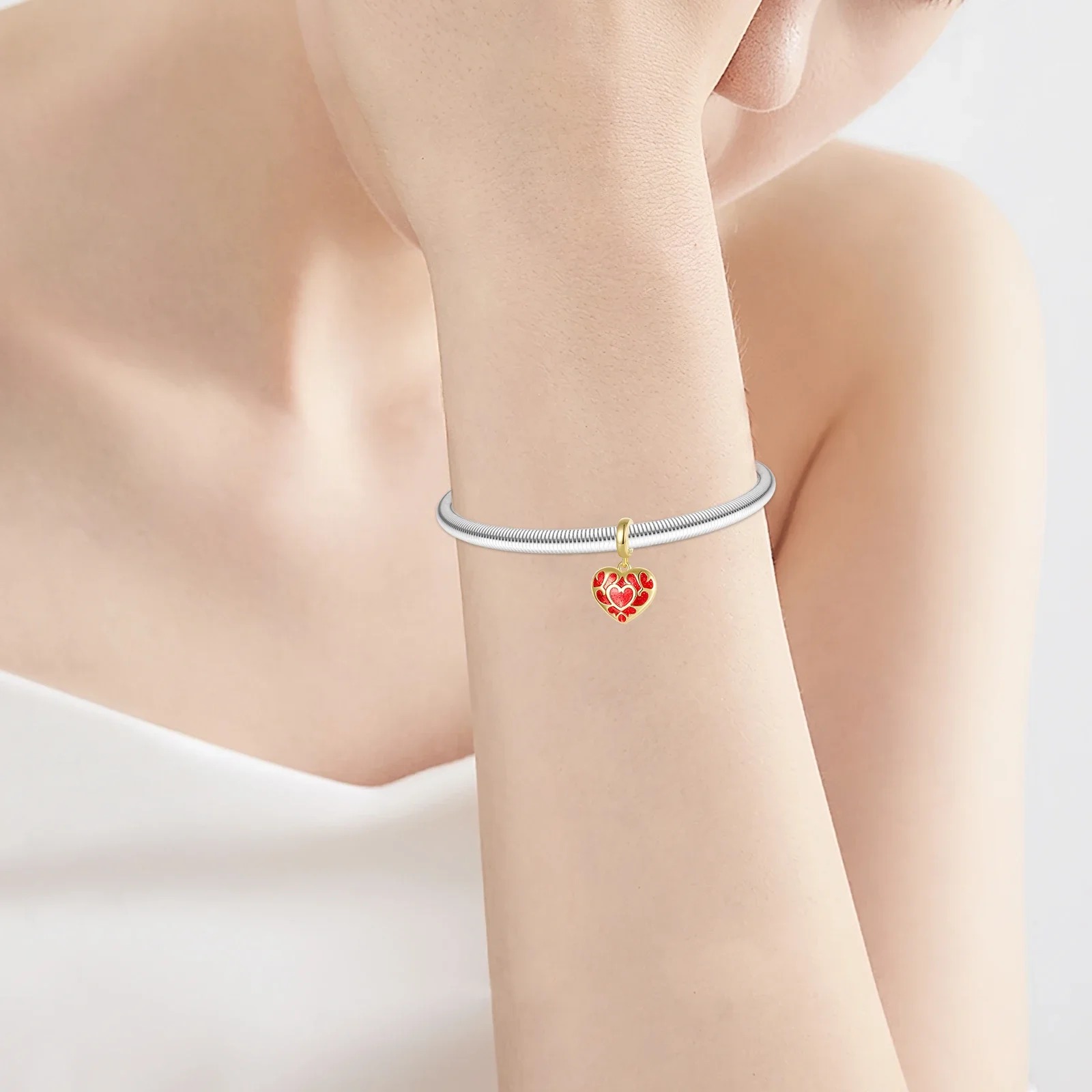 Modelo com pulseira e o berloque de coração vermelho do Coração Container de Zelda
