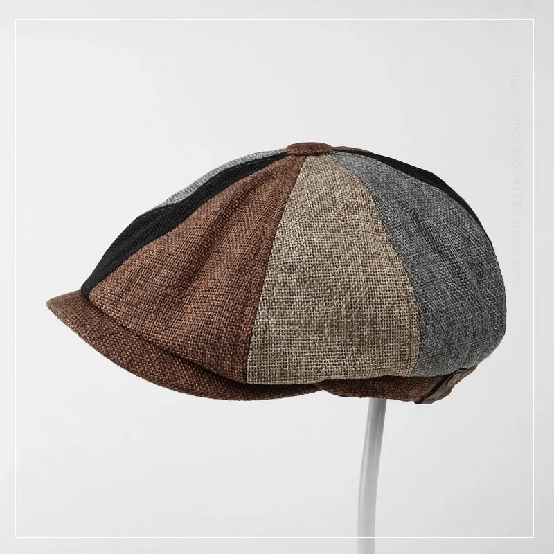 Boina newsboy de painéis marrons, bege e cinza no suporte