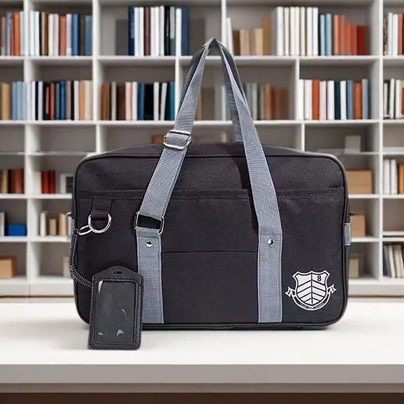 Bolsa escolar da Shujin, de Persona 5, apoiada numa estante de livros, com porta-cartão