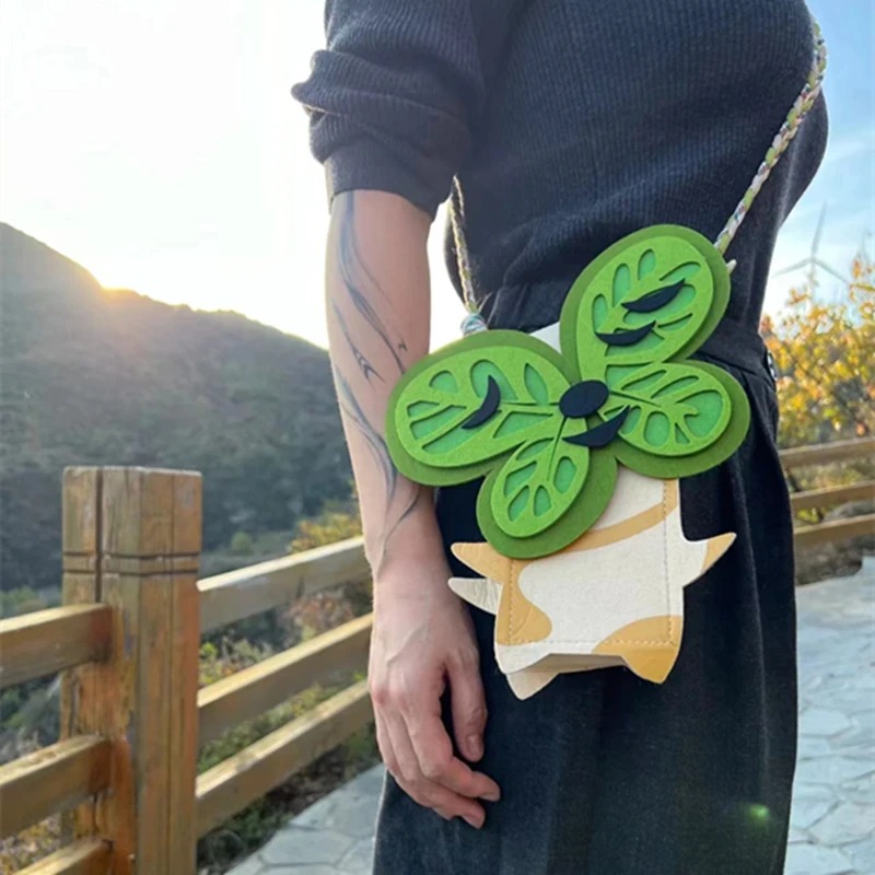 Mulher com a bolsa de Korok de feltro verde no ombro, The Legend of Zelda