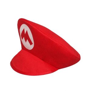 Boné vermelho do Mario, com M dentro de círculo branco, em ângulo de três quartos