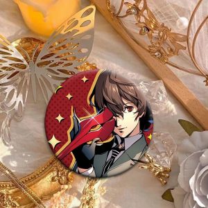 Botton redondo do Goro Akechi, Persona 5, com ilustração sobre fundo vermelho com estrelas douradas
