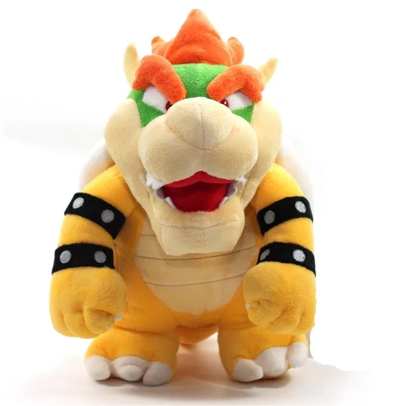 Bowser de pelúcia visto de frente, com cabelo laranja e braceletes pretos, de Super Mario