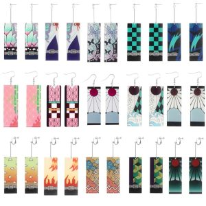 Vários pares de brincos de acrílico de Demon Slayer com estampas dos personagens, de gancho e de clipe