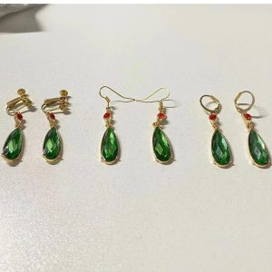 Três pares de brincos em gota verde do Howl, de O Castelo Animado: clipe, gancho e argola