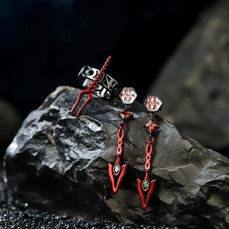 Brincos de lança vermelha e ear cuff prateado de Evangelion sobre pedra escura