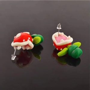 Par de brincos de argila da Planta Piranha sobre fundo escuro, de Super Mario
