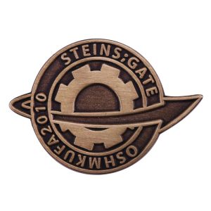 Broche bronze com o emblema de Steins;Gate e a inscrição OSHMKUFA 2010