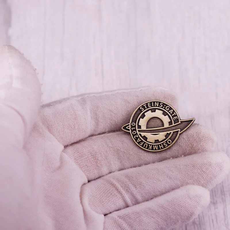 Broche de Steins;Gate na palma da mão, para mostrar o tamanho pequeno