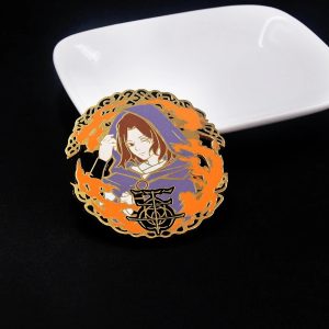 Broche esmaltado da Melina, de Elden Ring, de capuz e moldura de chamas douradas e laranja