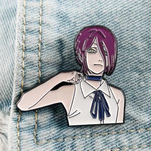 Broche esmaltado da Reze, de Chainsaw Man, de busto com laço azul, preso num jeans