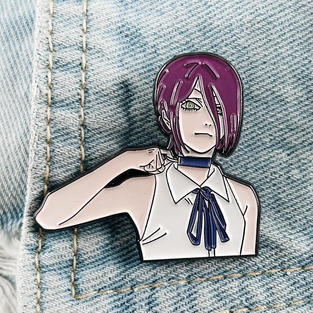Broche esmaltado da Reze, de Chainsaw Man, de busto com laço azul, preso num jeans