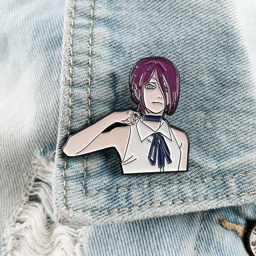 Detalhe do esmalte colorido do broche da Reze, de Chainsaw Man, sobre jeans