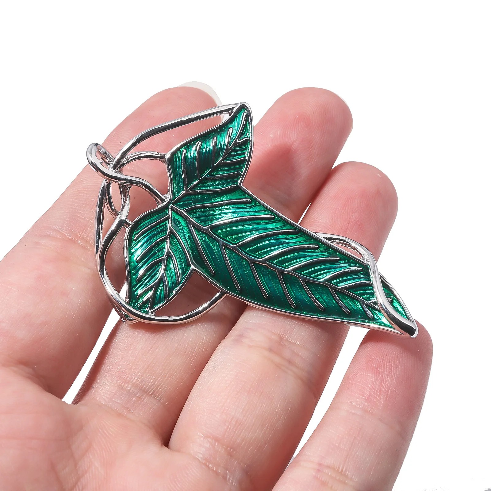 Broche da folha de Lórien na palma da mão, para mostrar o tamanho