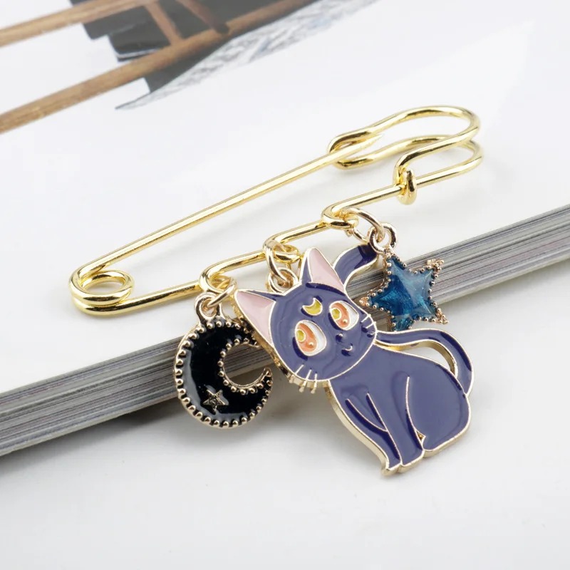 Broche de Luna, Sailor Moon, sobre fundo cinza