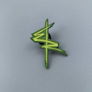Broche de metal com o logo verde em raio de Cyberpunk: Edgerunners sobre fundo cinza