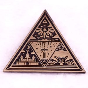 Pin triangular da Triforce em bronze envelhecido, com cenas gravadas, de The Legend of Zelda