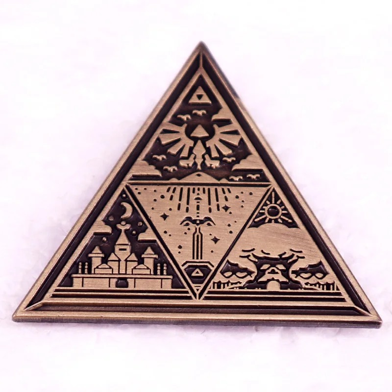 Pin triangular da Triforce em bronze envelhecido, com cenas gravadas, de The Legend of Zelda