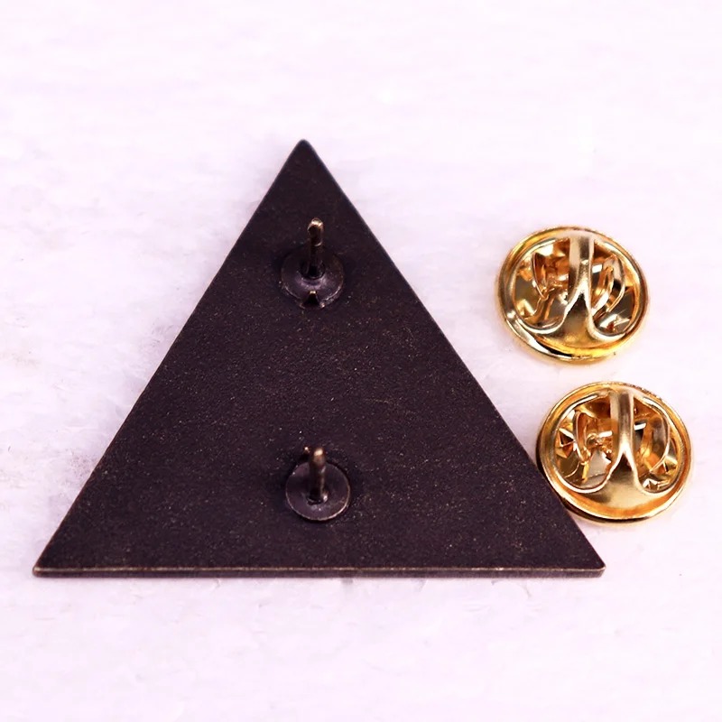Costas do broche Triforce, com dois pinos e fechos de borboleta dourados