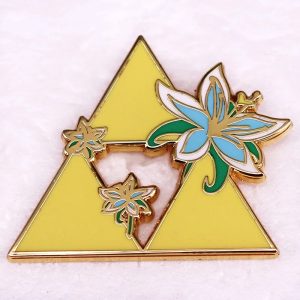 Broche esmaltado de Triforce dourada com a flor Silent Princess azul e verde, de Zelda Breath of the Wild