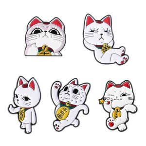 Cinco broches esmaltados do gato da Velha Turbo, de Dandadan, cada um em uma pose