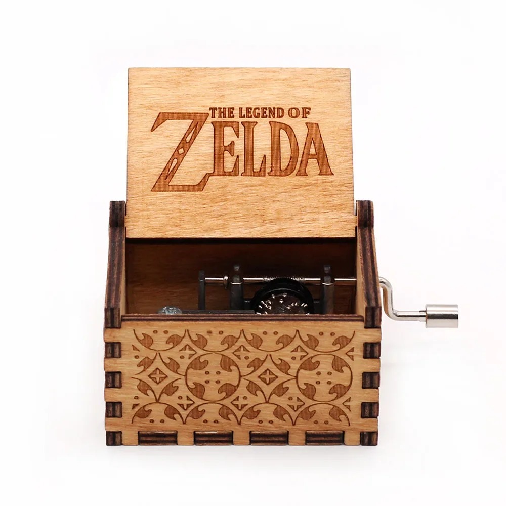Caixa de música de madeira clara com o logo de The Legend of Zelda gravado na tampa aberta
