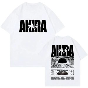 Camiseta branca de Akira com logotipo preto na frente e a cena da cúpula de Neo Tokyo atrás