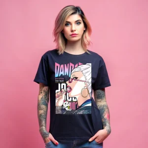 Modelo com camiseta azul-marinho de Dandadan estampada com a Seiko Ayase