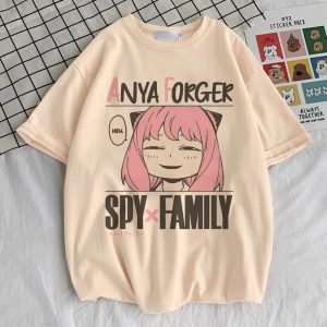 Camiseta bege de Spy x Family com o rosto sorridente da Anya Forger e o logotipo