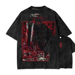 Camiseta preta lavada de Berserk com o Guts de armadura em vermelho e a Marca do Sacrifício no peito