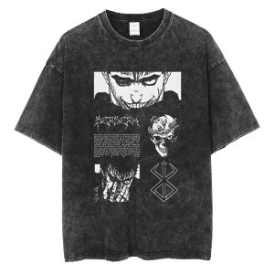Camiseta preta lavada de Berserk com o rosto do Guts, painéis do mangá e o símbolo do sacrifício em branco