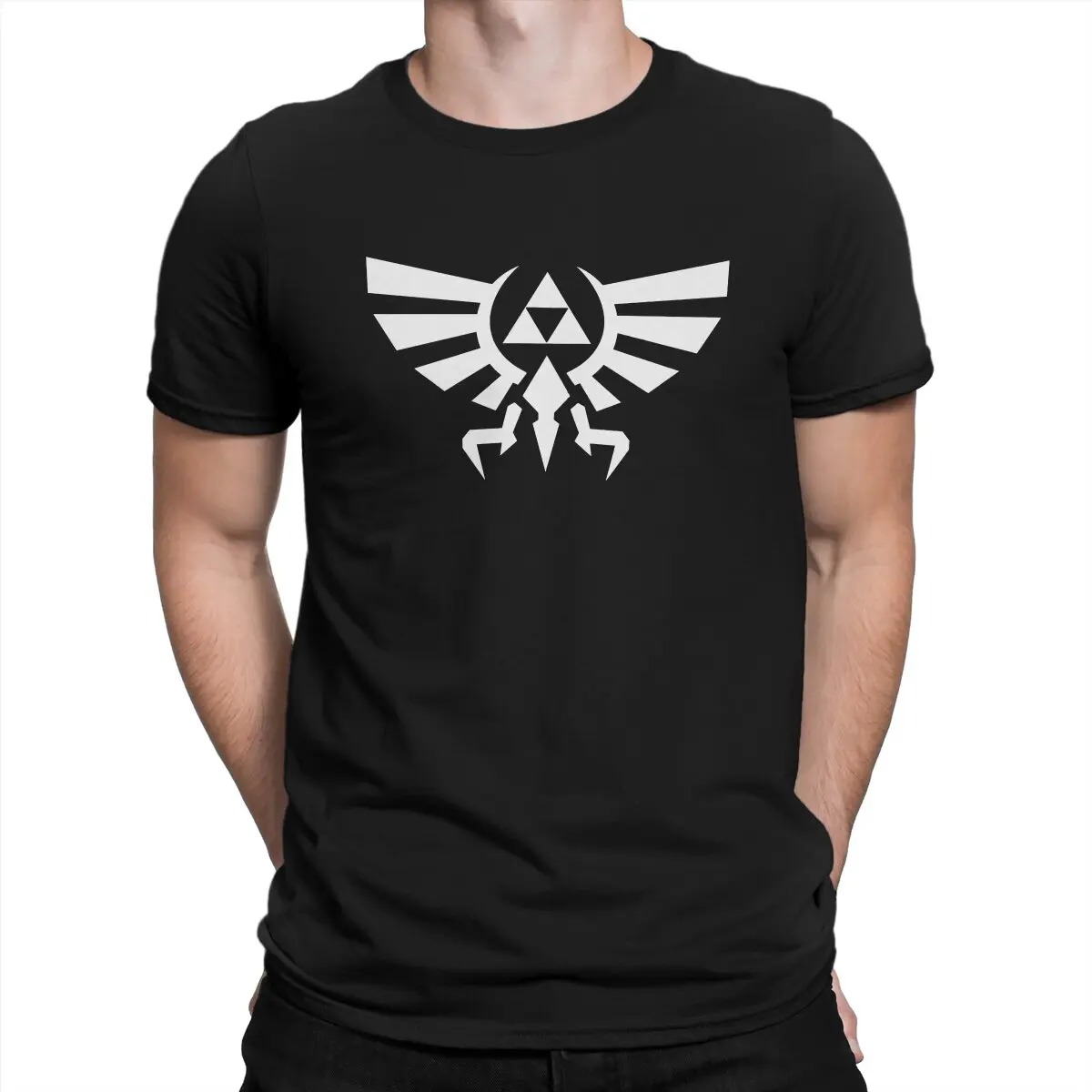 Homem de camiseta preta com o brasão de Hyrule e a Triforce, de Zelda