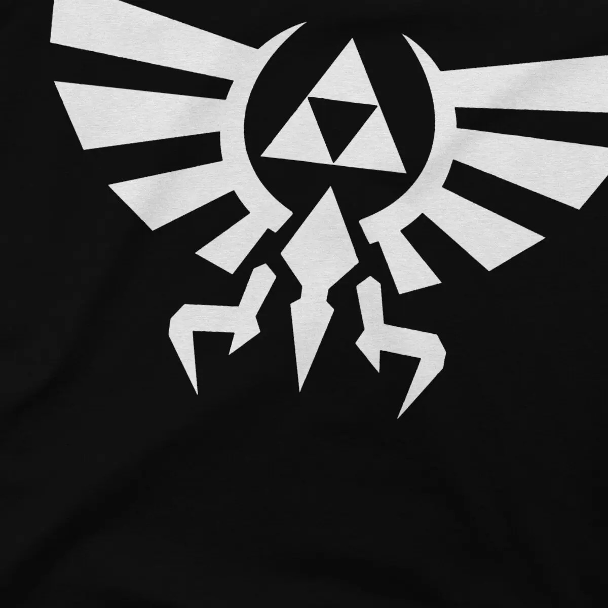 Close do brasão Hylian com a Triforce na camiseta de Zelda