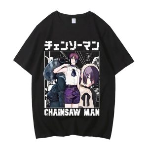 Camiseta preta de Chainsaw Man com personagens em quadro e título em japonês e inglês