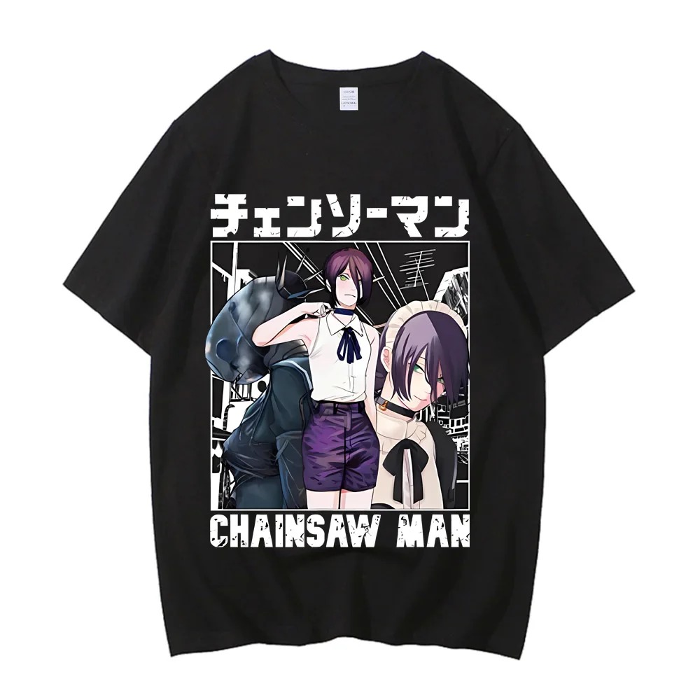 Camiseta preta de Chainsaw Man com personagens em quadro e título em japonês e inglês