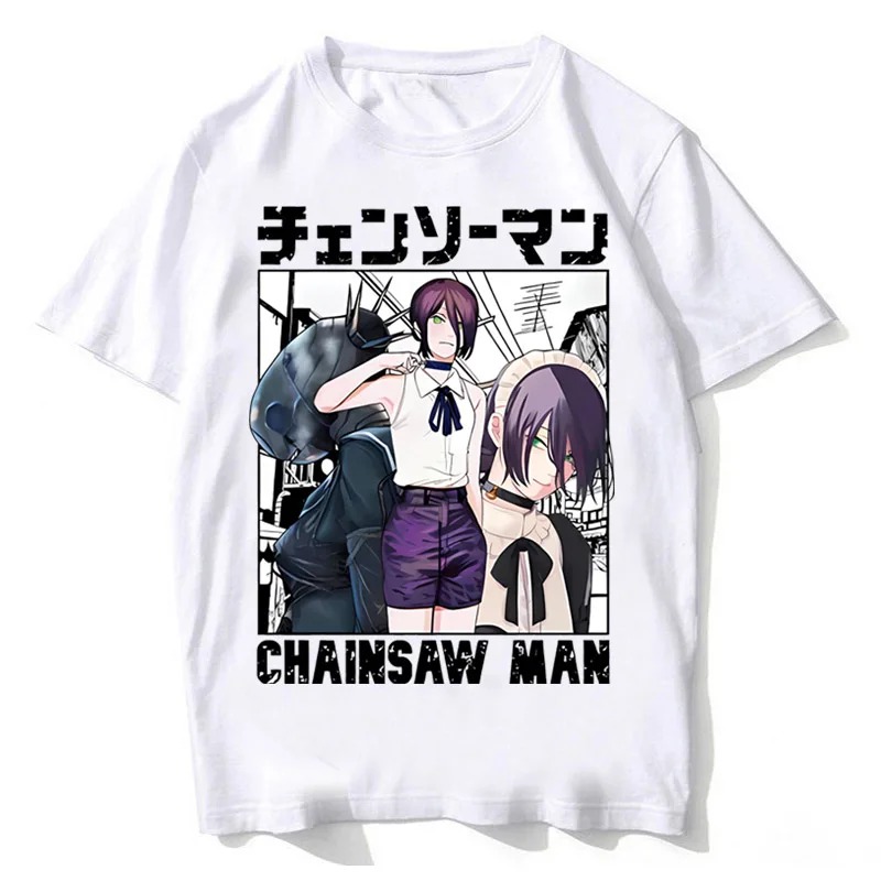 Camiseta branca de Chainsaw Man com personagens em quadro e o título CHAINSAW MAN