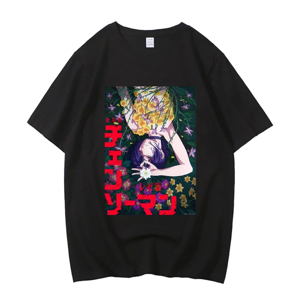 Camiseta preta de Chainsaw Man com personagem entre flores e título em vermelho