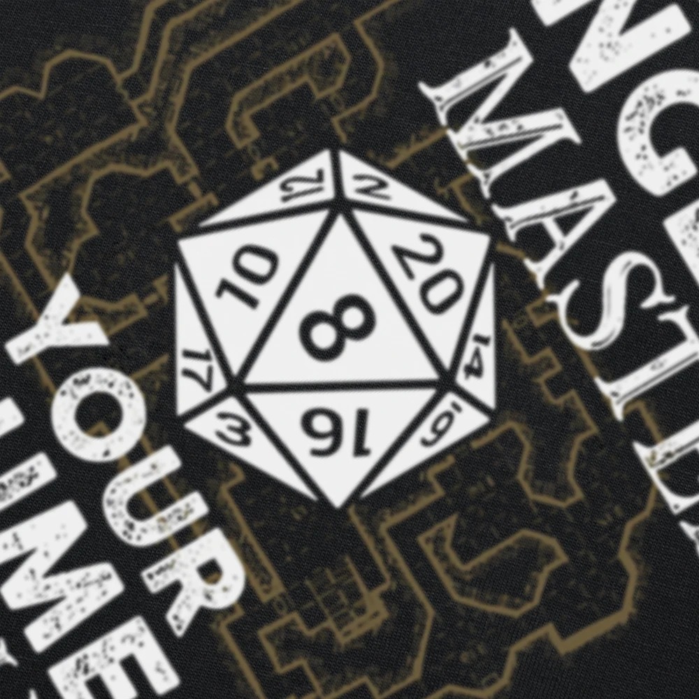 Close do D20 e das letras brancas na camiseta Dungeon Master, de Dungeons & Dragons